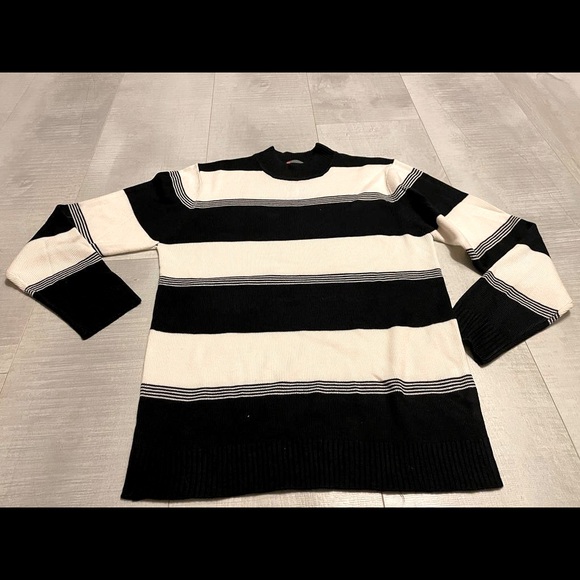 Round Neck Sweater- NEW - Picture 1 of 3